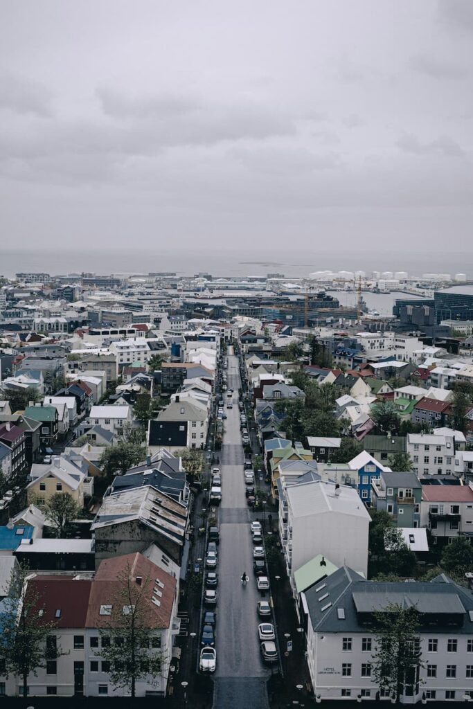 Loftmynd af íbúðahverfi í Reykjavík sem liggur að höfninni.