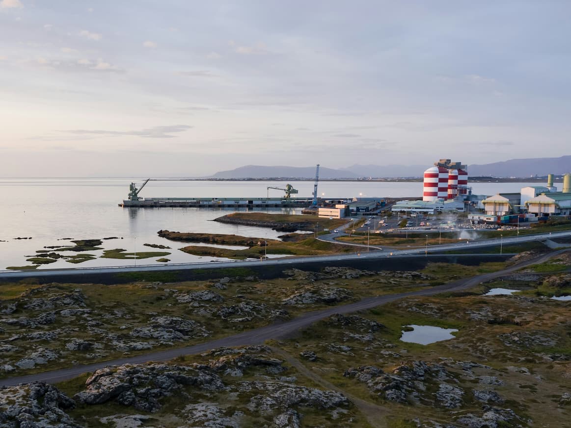 Iðnaðarhöfn nálægt Reykjavík með hafnarmannvirkjum.